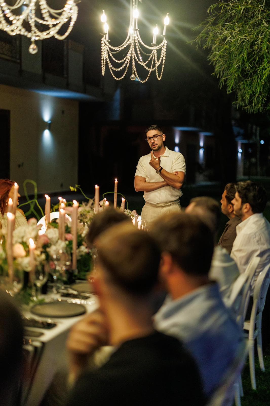 Eveniment de seară Wine Events, masă lungă la lumina lumânărilor